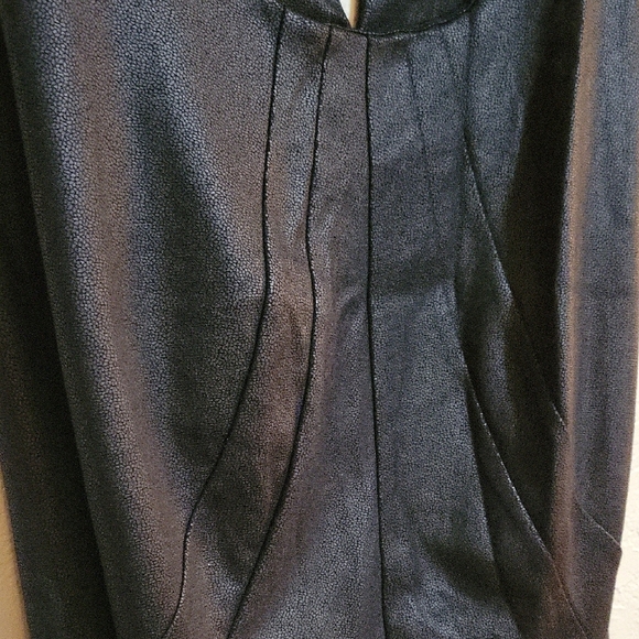 Jennifer Lopez Elegant Black Sleeveless Blouse - Picture 2 of 4